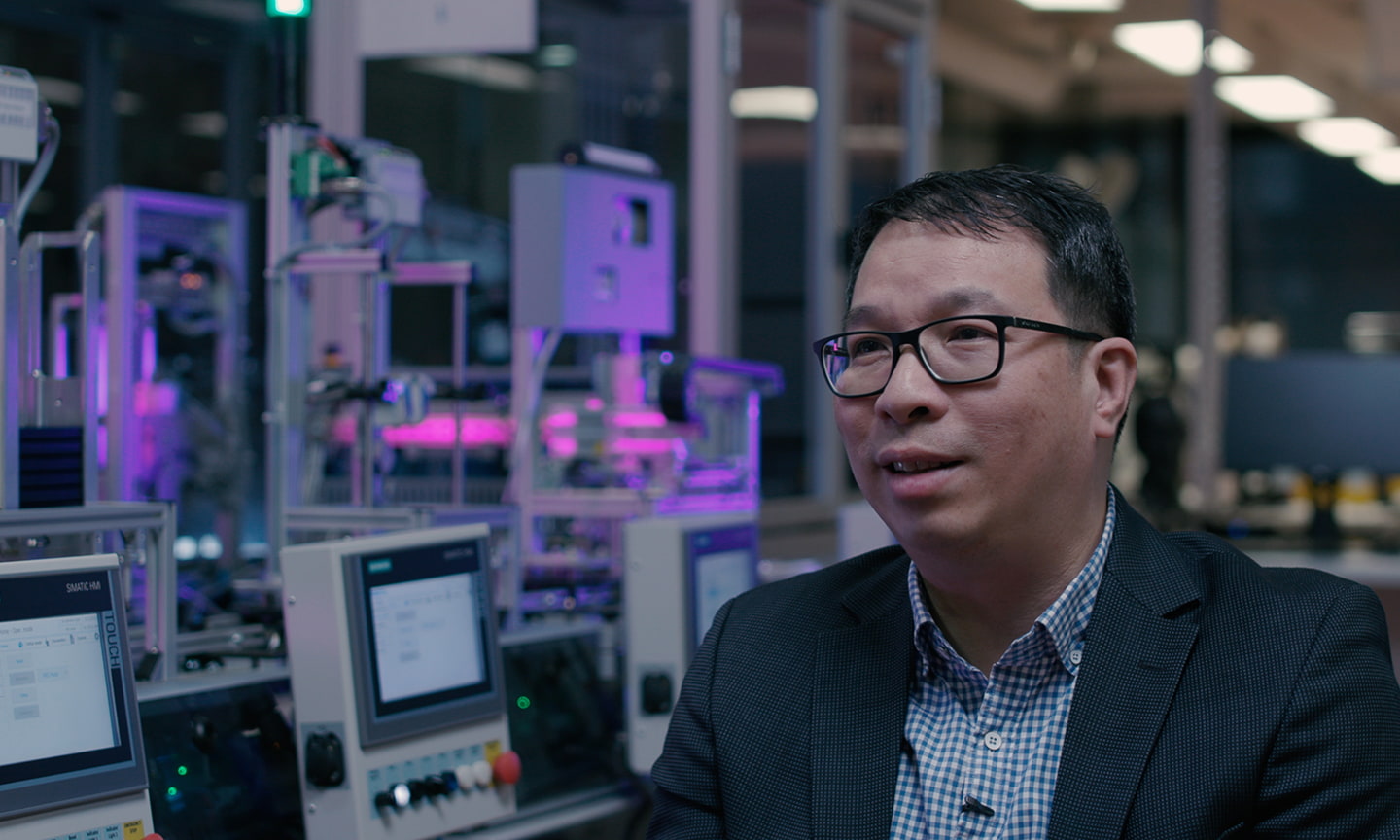 Professor Alan Wong from 幸运飞行艇官方开奖-168开奖官方开奖网站查询 University and Melbourne-based company IND Technology sitting in a research lab